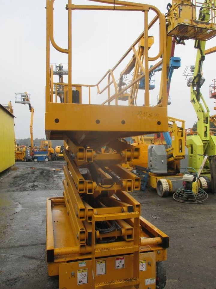 Haulotte Compact 12 - Ножничный подъемник: фото 3 Haulotte Compact 12 - Ножничный подъемник: фото 3