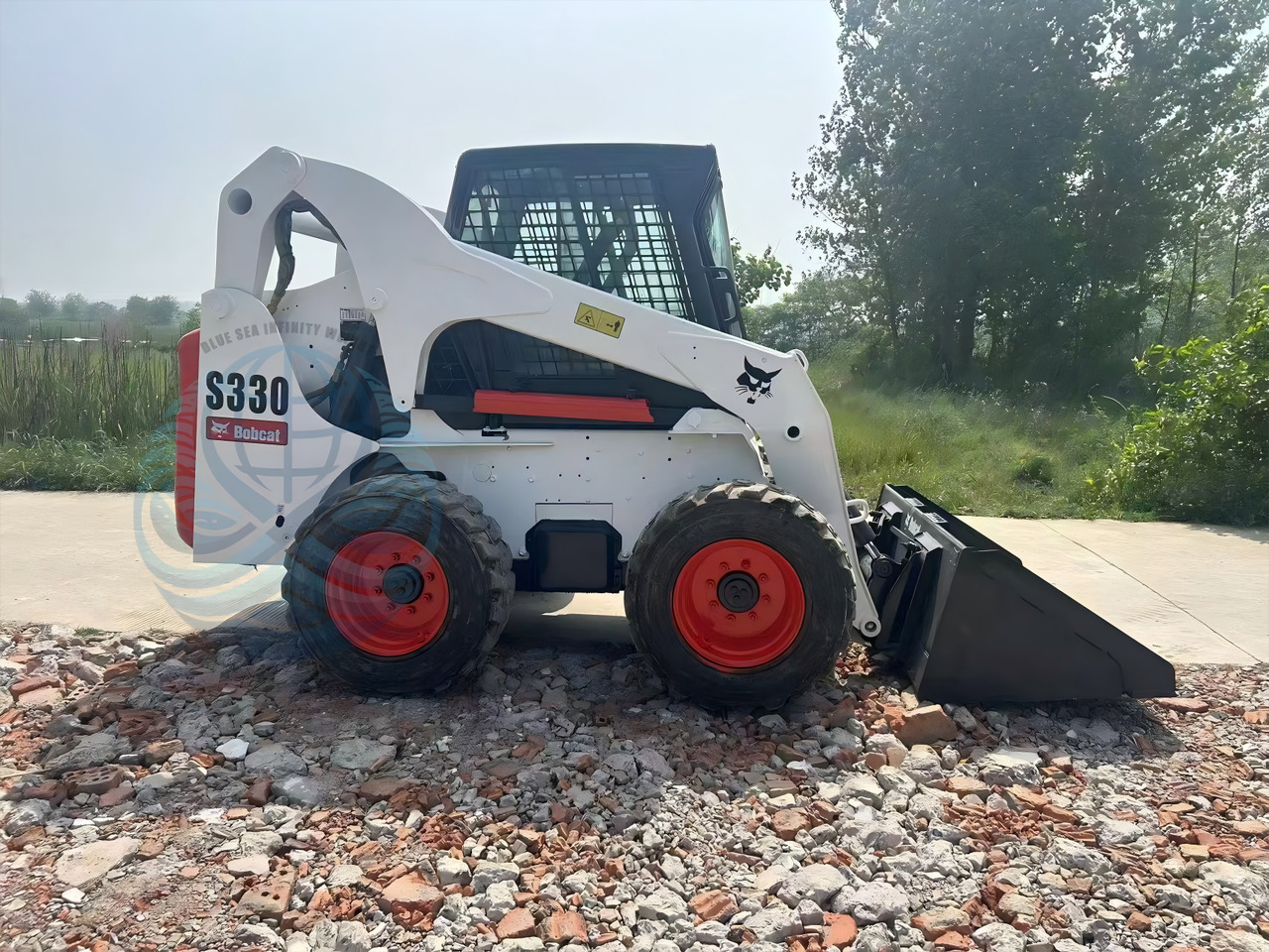 BOBCAT 330 - Мини-погрузчик с бортовым поворотом: фото 1 BOBCAT 330 - Мини-погрузчик с бортовым поворотом: фото 1