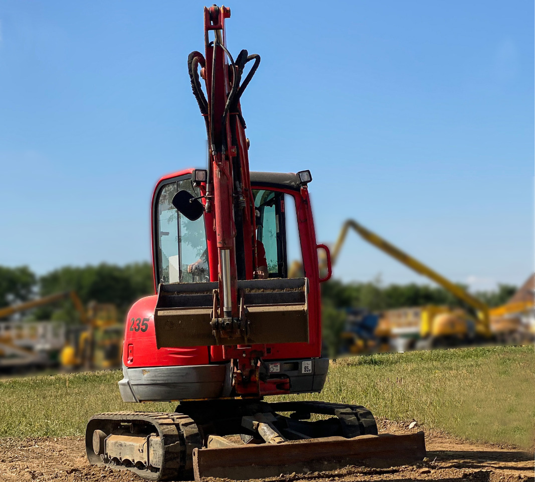JCB - Мини-экскаватор: фото 1 JCB - Мини-экскаватор: фото 1