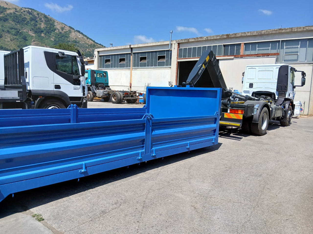 IVECO EUROCARGO 190EL25 - Крюковой мультилифт: фото 2 IVECO EUROCARGO 190EL25 - Крюковой мультилифт: фото 2