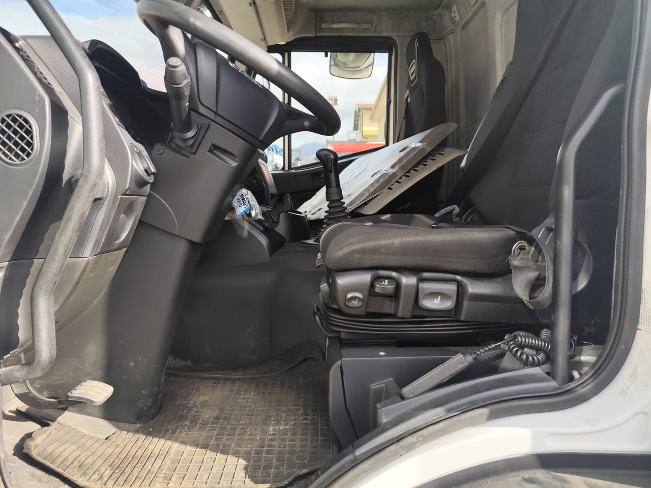 IVECO HI-STREET 260S31 XP - Грузовик-шасси, Автоманипулятор: фото 2 IVECO HI-STREET 260S31 XP - Грузовик-шасси, Автоманипулятор: фото 2