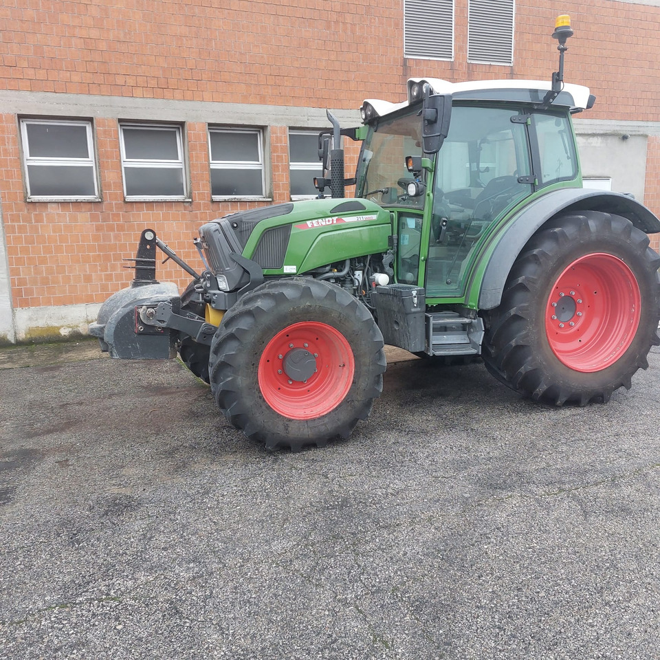 FENDT 211 - Трактор: фото 3 FENDT 211 - Трактор: фото 3