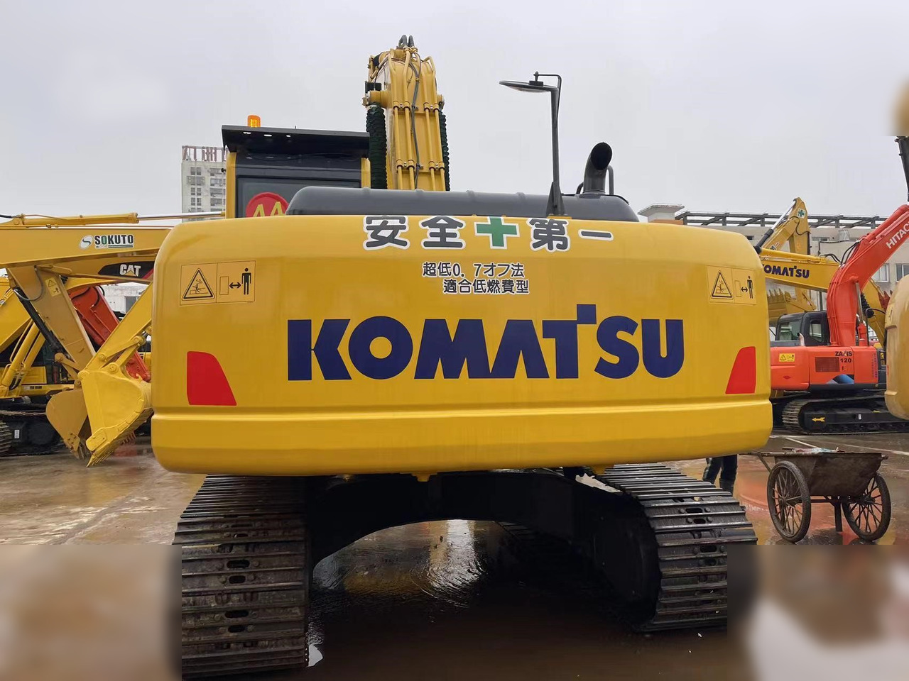 KOMATSU PC220-8 - Гусеничный экскаватор: фото 4 KOMATSU PC220-8 - Гусеничный экскаватор: фото 4
