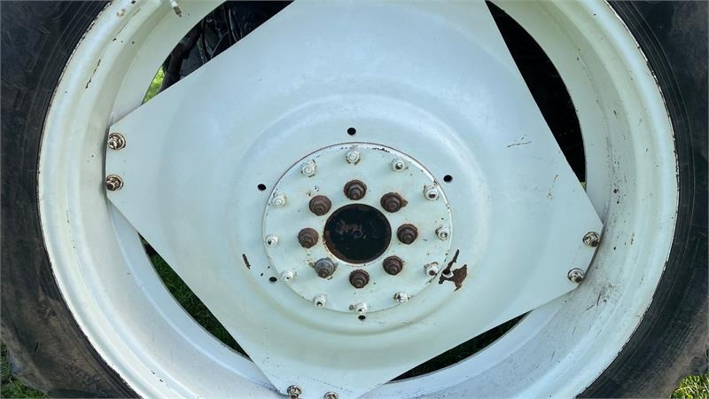 Taurus 270/95R32 - 300/95R46 - Шина для Сельскохозяйственной техники: фото 2 Taurus 270/95R32 - 300/95R46 - Шина для Сельскохозяйственной техники: фото 2