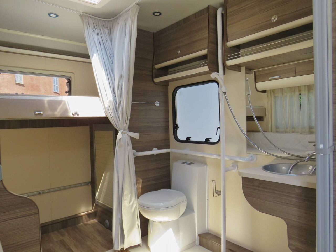 Fiat Ducato RETRACTABLE PLATFORM (300KG CAPACITY) - Альковный автодом: фото 3 Fiat Ducato RETRACTABLE PLATFORM (300KG CAPACITY) - Альковный автодом: фото 3