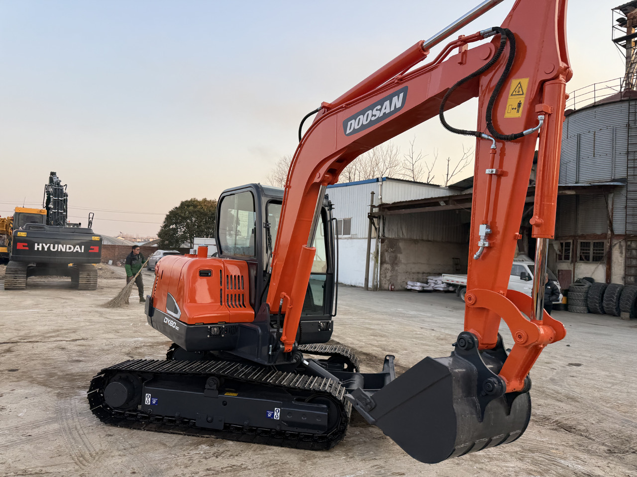 Used Digger DOOSAN DX60 Construction Machinery Construction Digger Used DOOSAN DX60 Cheap Excavator - Гусеничный экскаватор: фото 2 Used Digger DOOSAN DX60 Construction Machinery Construction Digger Used DOOSAN DX60 Cheap Excavator - Гусеничный экскаватор: фото 2