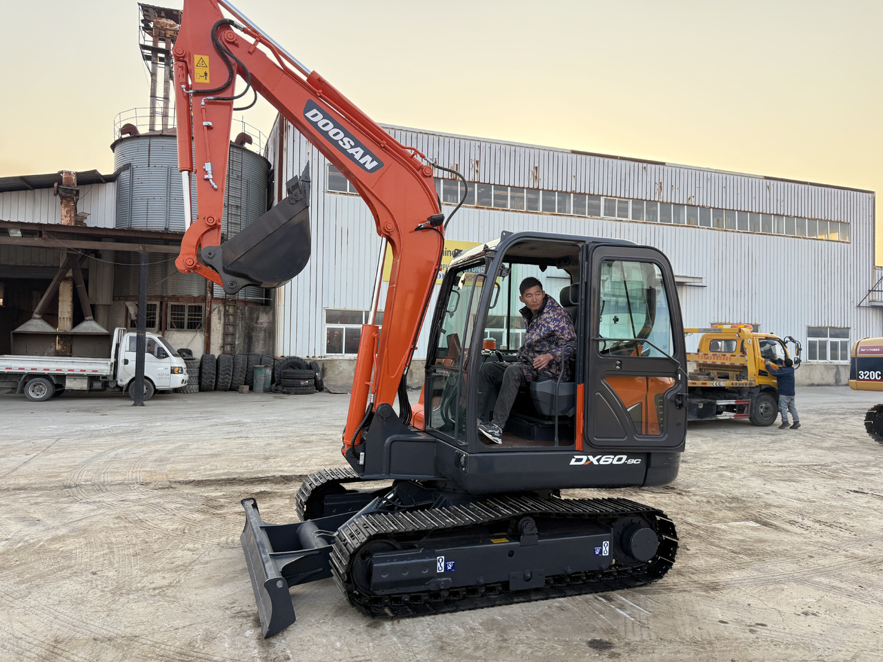 Used Digger DOOSAN DX60 Construction Machinery Construction Digger Used DOOSAN DX60 Cheap Excavator - Гусеничный экскаватор: фото 5 Used Digger DOOSAN DX60 Construction Machinery Construction Digger Used DOOSAN DX60 Cheap Excavator - Гусеничный экскаватор: фото 5