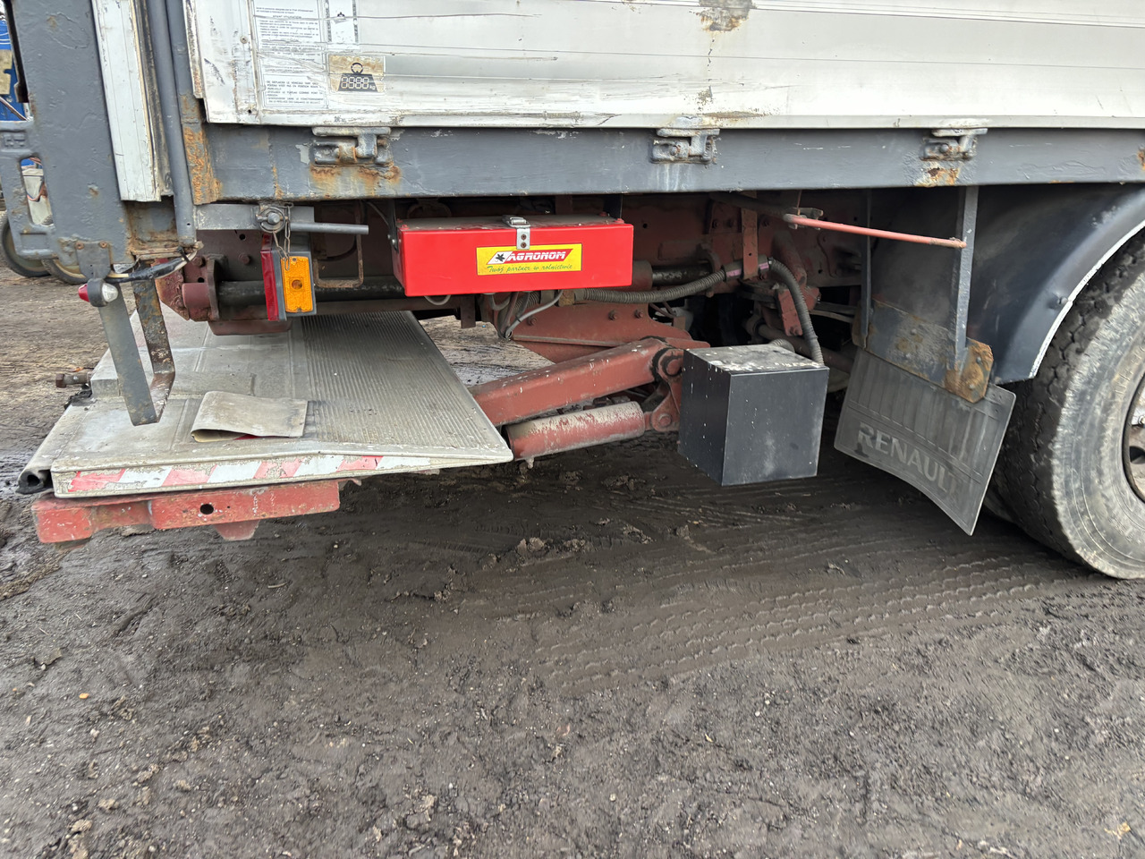 RENAULT Premium 260 - Тентованный грузовик: фото 3 RENAULT Premium 260 - Тентованный грузовик: фото 3