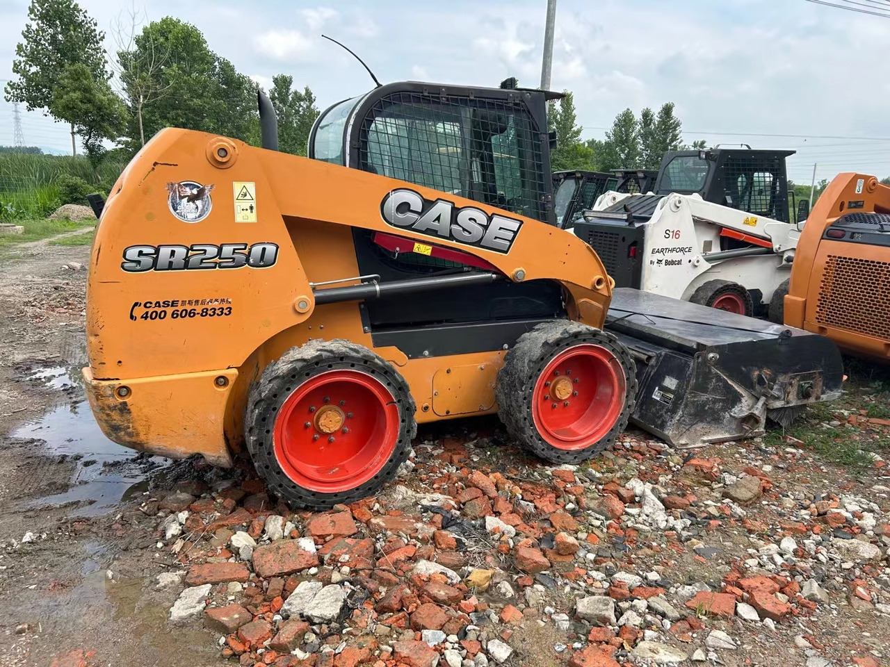 CASE SR250 - Мини-погрузчик с бортовым поворотом: фото 1 CASE SR250 - Мини-погрузчик с бортовым поворотом: фото 1