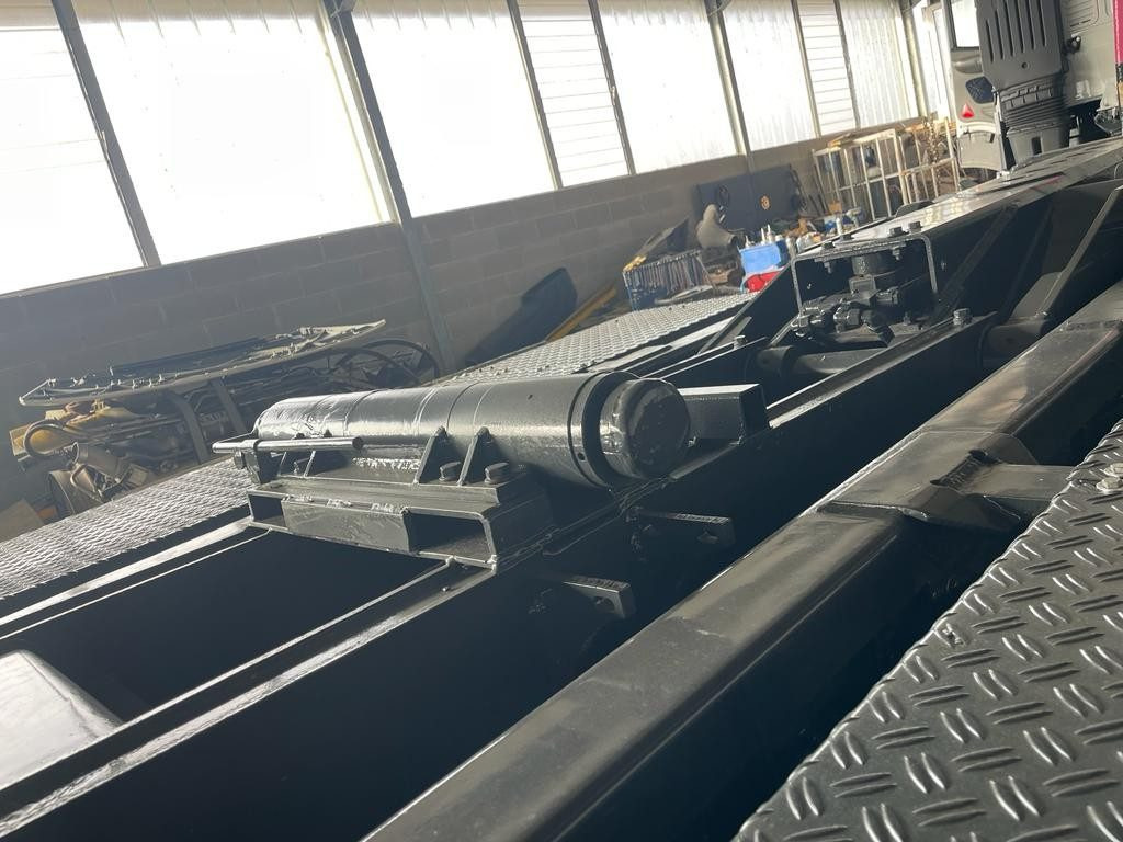 BLOCCAGGIO POSTERIORE INTERNO CON 2 PISTONI - Кузов и экстерьер для Грузовиков: фото 1 BLOCCAGGIO POSTERIORE INTERNO CON 2 PISTONI - Кузов и экстерьер для Грузовиков: фото 1