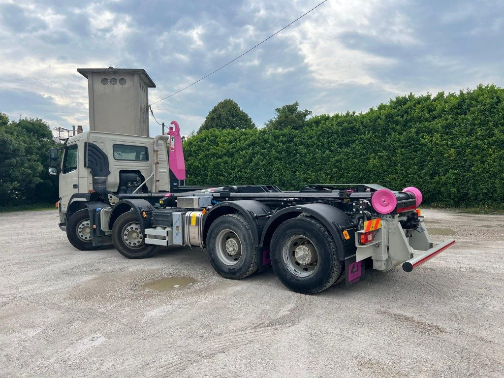 VOLVO FM480 SCARRABILE 8X4 - Крюковой мультилифт: фото 3 VOLVO FM480 SCARRABILE 8X4 - Крюковой мультилифт: фото 3