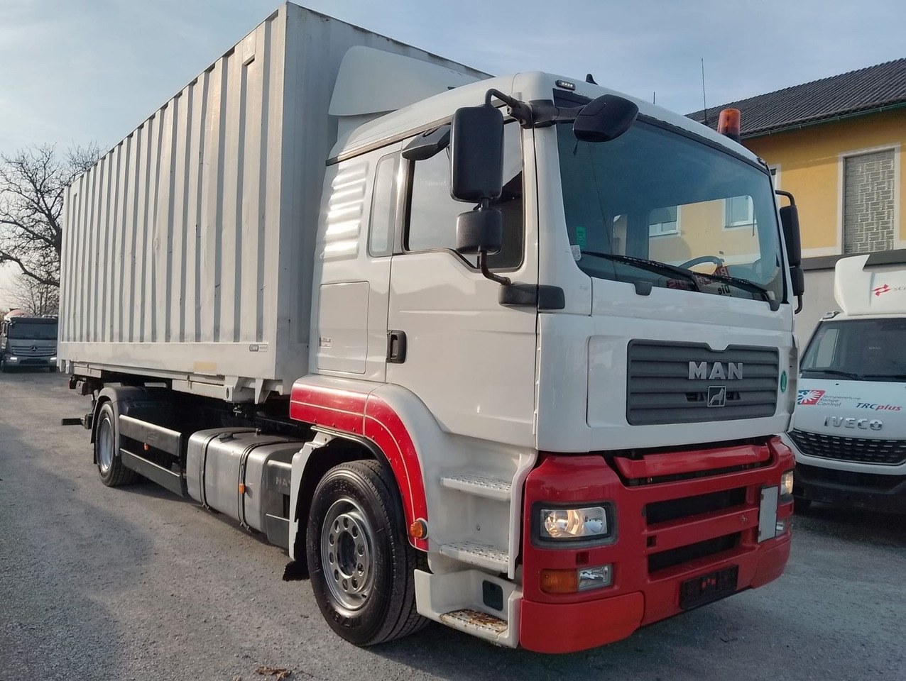 MAN TGA 18 320 - Грузовик-контейнеровоз/ Сменный кузов: фото 2 MAN TGA 18 320 - Грузовик-контейнеровоз/ Сменный кузов: фото 2