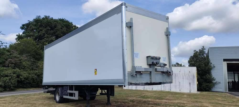 Semi-remorque 1 Essieu DISTRIBOX HAYON 24 PALETTES 2 PORTES AR 2M80 - Полуприцеп-фургон: фото 1 Semi-remorque 1 Essieu DISTRIBOX HAYON 24 PALETTES 2 PORTES AR 2M80 - Полуприцеп-фургон: фото 1