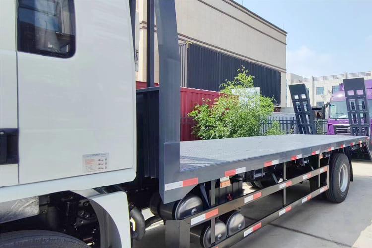 SHACMAN SHACMAN L3000 4x2 Light Cargo Truck with Rear Loading Ramp - Грузовик бортовой/ Платформа: фото 3 SHACMAN SHACMAN L3000 4x2 Light Cargo Truck with Rear Loading Ramp - Грузовик бортовой/ Платформа: фото 3