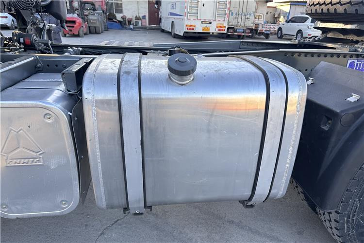 Sinotruk Used Howo 380HP Truck Head with RHD for Sale In Tanzania - Тягач: фото 3 Sinotruk Used Howo 380HP Truck Head with RHD for Sale In Tanzania - Тягач: фото 3