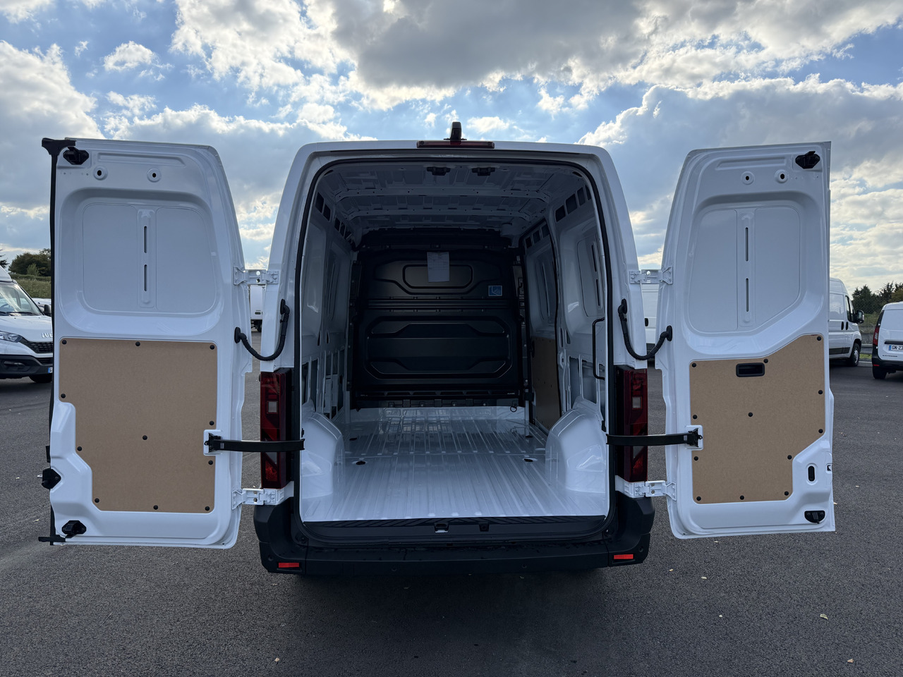 Новый Цельнометаллический фургон RENAULT MASTER 3T5 L2H2 EXTRA 2.0DCI150: фото 15