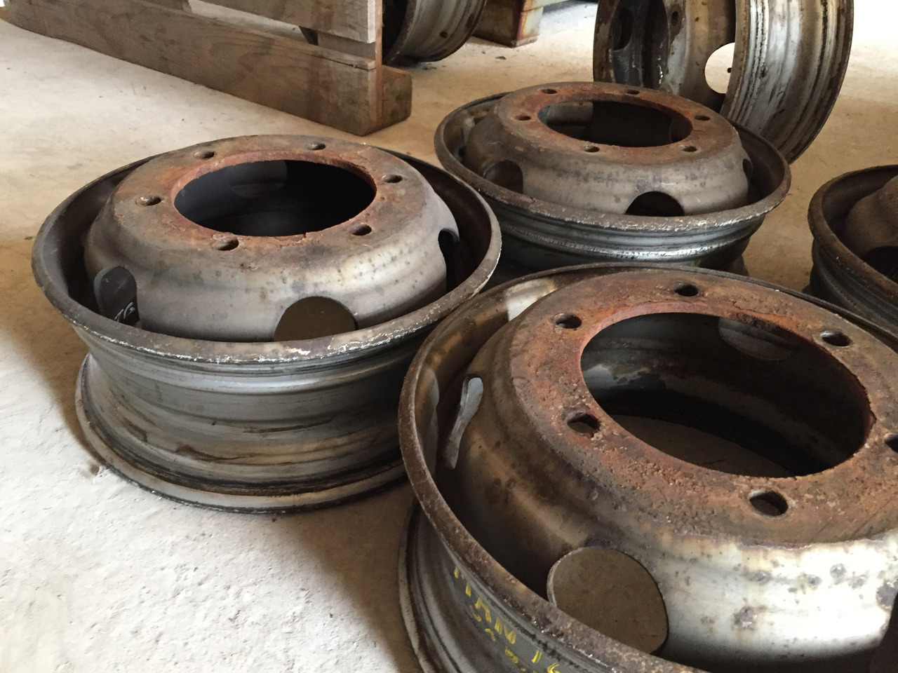 Gebrauchte Felgen 5 J x 6,00 für Reifengröße 215 x 75 x 17,5, Artikel - Nr. : 99.99999 - 9999 - Колесный диск для Грузовиков: фото 4 Gebrauchte Felgen 5 J x 6,00 für Reifengröße 215 x 75 x 17,5, Artikel - Nr. : 99.99999 - 9999 - Колесный диск для Грузовиков: фото 4