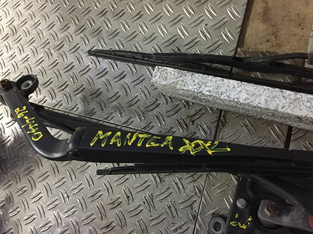 Gebrauchter Scheibenwischer MAN TGA 26.440 XXL mit Wischmotor Artikel - Nr.: 81.26411-6119 - Щетка стеклоочистителя для Грузовиков: фото 1 Gebrauchter Scheibenwischer MAN TGA 26.440 XXL mit Wischmotor Artikel - Nr.: 81.26411-6119 - Щетка стеклоочистителя для Грузовиков: фото 1