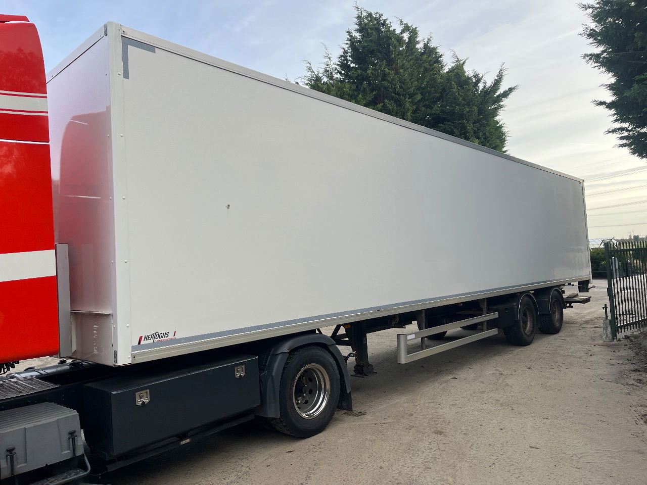 LAG 0-2-33 - Полуприцеп-фургон: фото 1 LAG 0-2-33 - Полуприцеп-фургон: фото 1