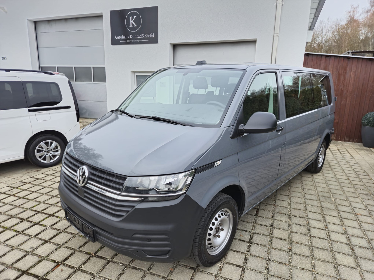 VOLKSWAGEN T6.1 Transporter Kombi LR/Navi/AppCon./6-Sitzer - Пассажирский фургон: фото 1 VOLKSWAGEN T6.1 Transporter Kombi LR/Navi/AppCon./6-Sitzer - Пассажирский фургон: фото 1
