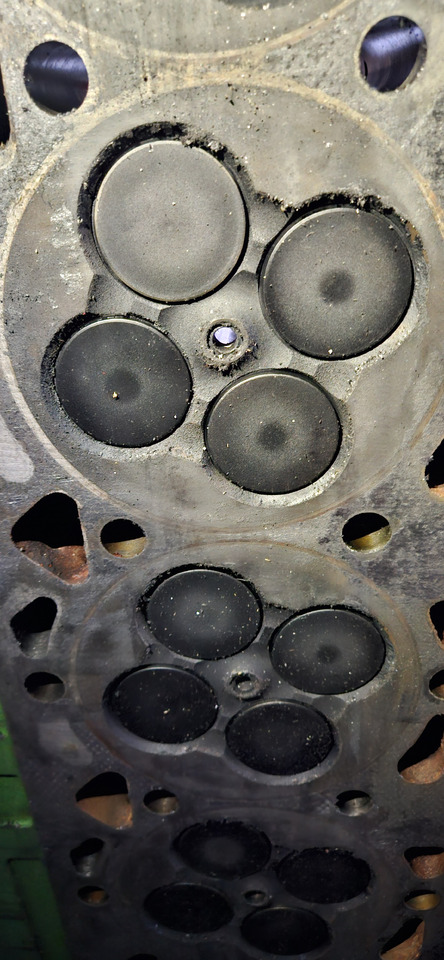 JOHN DEERE Cylinderhead R504243 - Головка блока: фото 3 JOHN DEERE Cylinderhead R504243 - Головка блока: фото 3