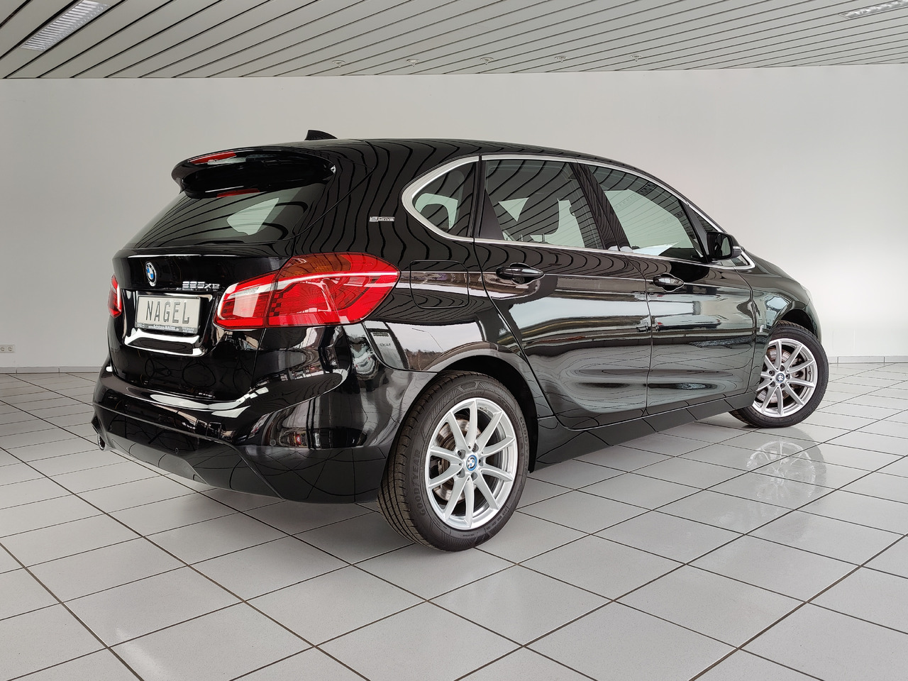 BMW 225 xe ActiveTourer iPerf. Advantage*Navi*SHZ* Hybrid 165kW - Седан: фото 4 BMW 225 xe ActiveTourer iPerf. Advantage*Navi*SHZ* Hybrid 165kW - Седан: фото 4
