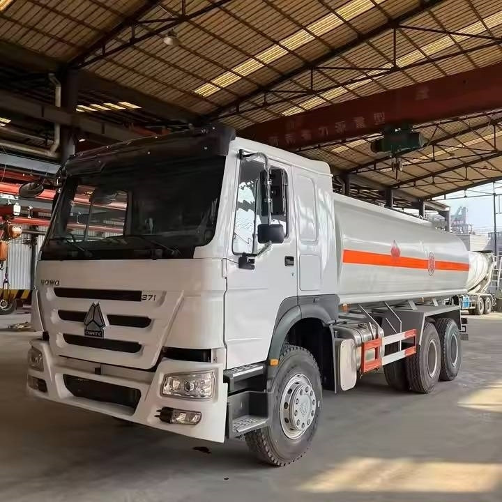 Howo 371 - Грузовик-цистерна: фото 1 Howo 371 - Грузовик-цистерна: фото 1