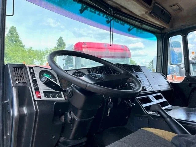 MAN 41.464 F2000 8X4 FULL STEEL KIPPER (EURO 2 / ZF16 MANUAL GEARBOX / ZF-INTARDER / FULL STEEL SUSPENSION / REDUCTION AXLES) в лизинг MAN 41.464 F2000 8X4 FULL STEEL KIPPER (EURO 2 / ZF16 MANUAL GEARBOX / ZF-INTARDER / FULL STEEL SUSPENSION / REDUCTION AXLES): фото 8 MAN 41.464 F2000 8X4 FULL STEEL KIPPER (EURO 2 / ZF16 MANUAL GEARBOX / ZF-INTARDER / FULL STEEL SUSPENSION / REDUCTION AXLES) в лизинг MAN 41.464 F2000 8X4 FULL STEEL KIPPER (EURO 2 / ZF16 MANUAL GEARBOX / ZF-INTARDER / FULL STEEL SUSPENSION / REDUCTION AXLES): фото 8