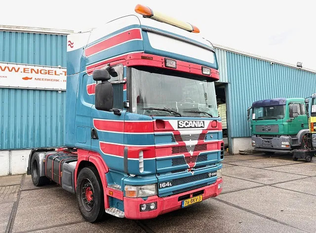 Scania R164-580 V8 TOPLINE COLLECTORS ITEM!! / APK 10-2026!! (12+2 MANUAL GEARBOX / RETARDER / AIRCONDITIONING / 2x TANK / ETC.) - Тягач: фото 2 Scania R164-580 V8 TOPLINE COLLECTORS ITEM!! / APK 10-2026!! (12+2 MANUAL GEARBOX / RETARDER / AIRCONDITIONING / 2x TANK / ETC.) - Тягач: фото 2