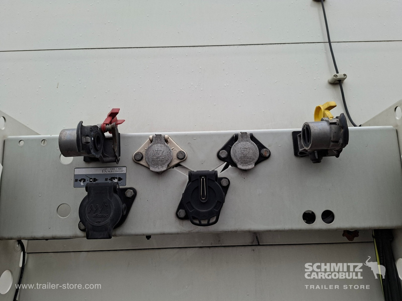 SCHMITZ Auflieger Curtainsider Standard - Тентованный полуприцеп: фото 5 SCHMITZ Auflieger Curtainsider Standard - Тентованный полуприцеп: фото 5