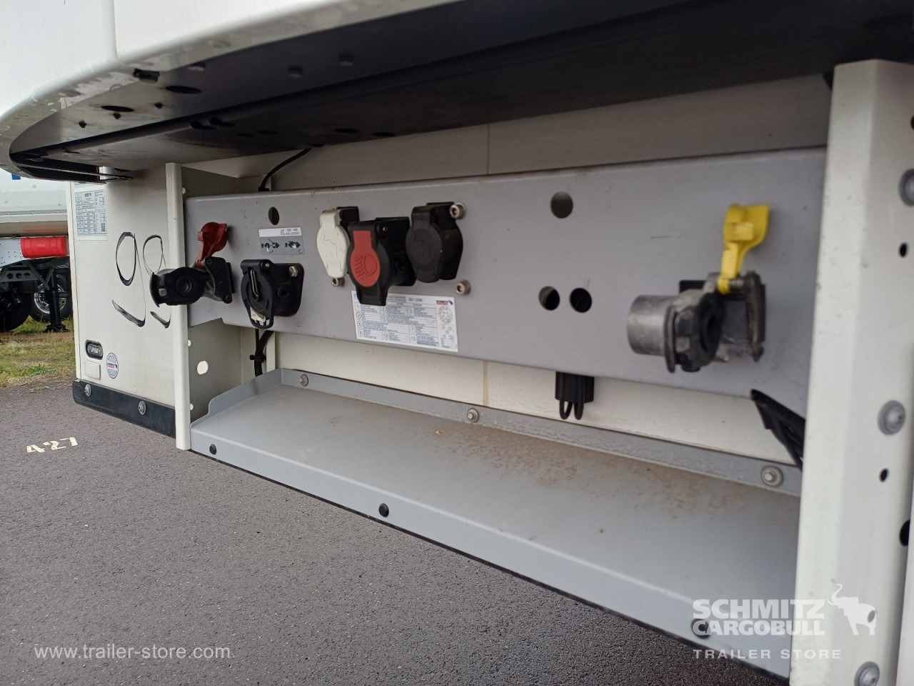 SCHMITZ Auflieger Tiefkühler Fleischhang - Изотермический полуприцеп: фото 2 SCHMITZ Auflieger Tiefkühler Fleischhang - Изотермический полуприцеп: фото 2