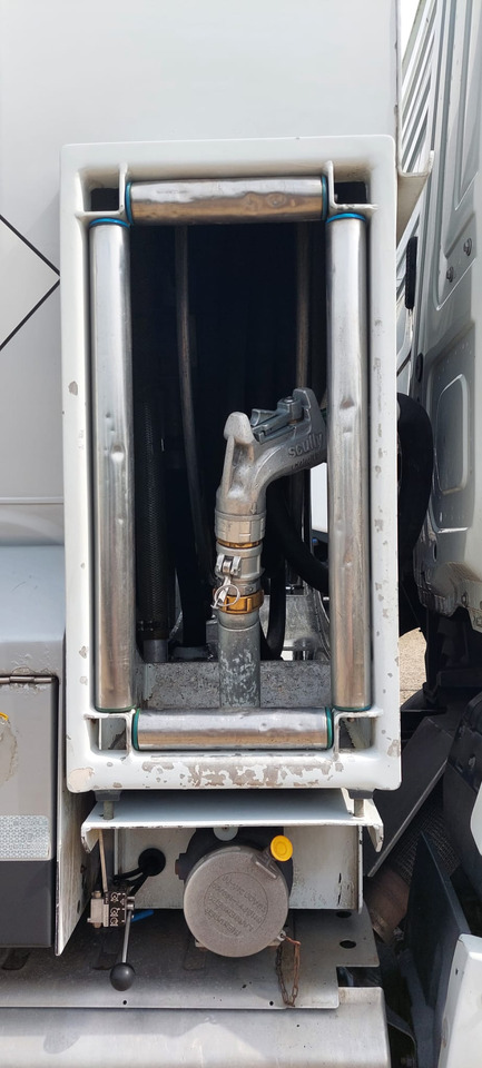 MERCEDES Antos - Грузовик-цистерна: фото 3 MERCEDES Antos - Грузовик-цистерна: фото 3