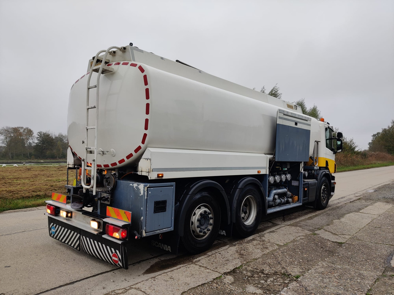 Грузовик-цистерна SCANIA P400: фото 7