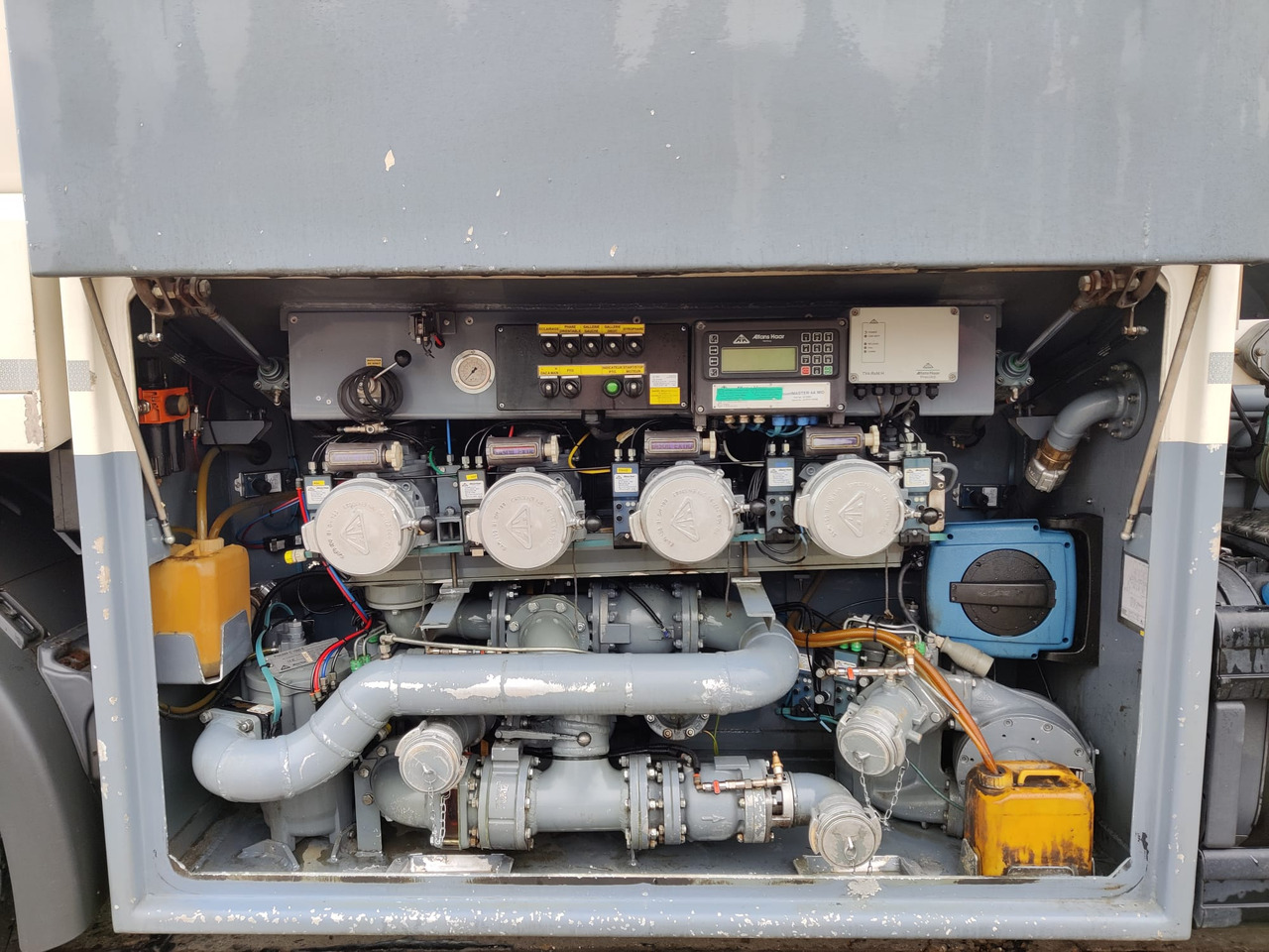 Грузовик-цистерна SCANIA P400: фото 11