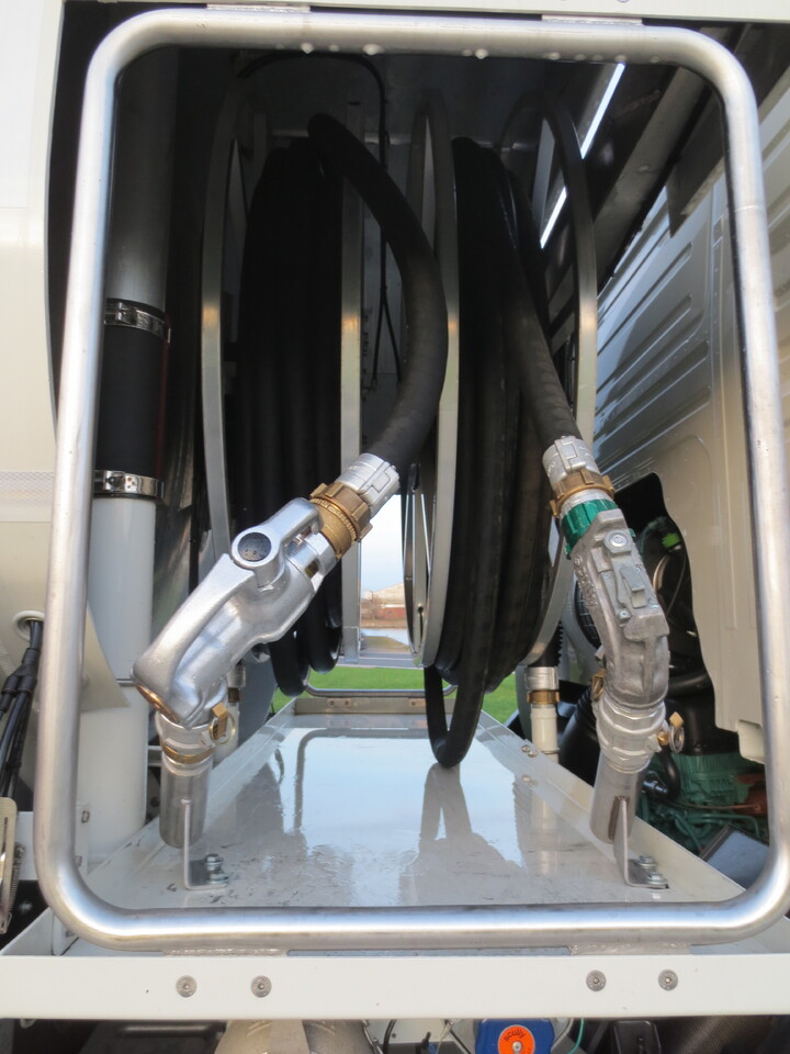 Грузовик-цистерна VOLVO FM: фото 8