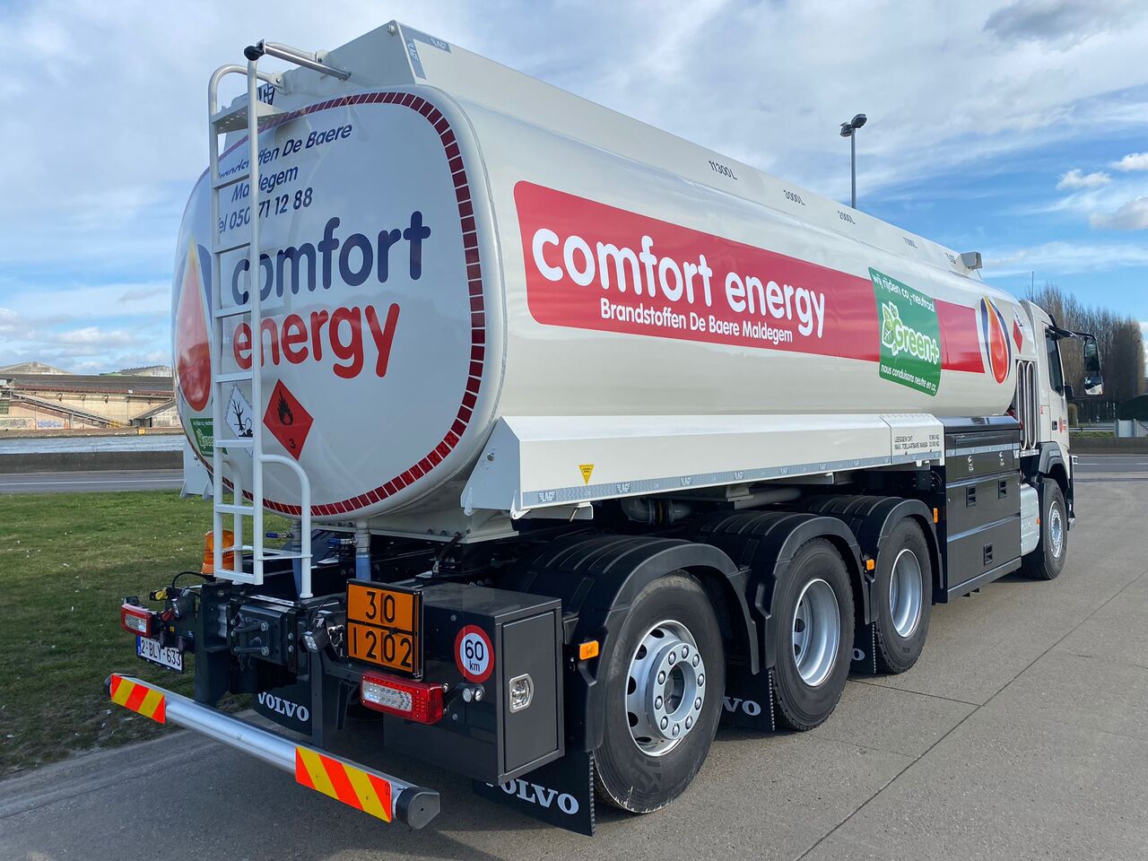 Фото интерьера 2: Грузовик-цистерна VOLVO FM430HP