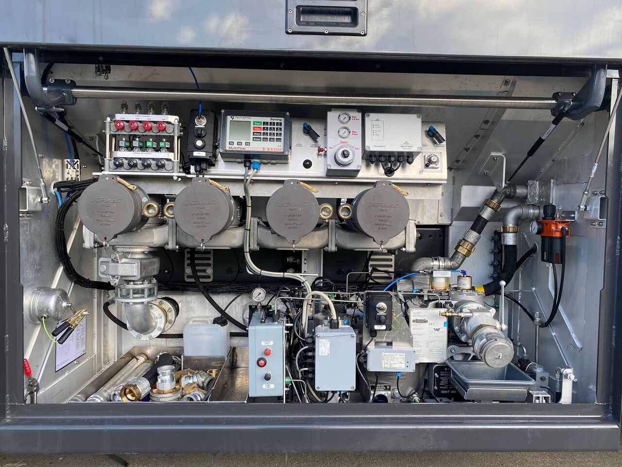 Грузовик-цистерна VOLVO FM430HP: фото 10