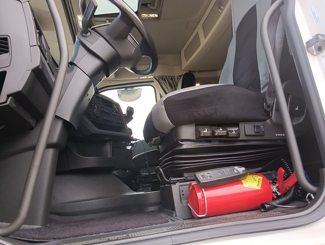 Volvo FH500 8x4R RETARDER LIFT MEILLER-Asphalt FunkAHK - Самосвал: фото 5 Volvo FH500 8x4R RETARDER LIFT MEILLER-Asphalt FunkAHK - Самосвал: фото 5