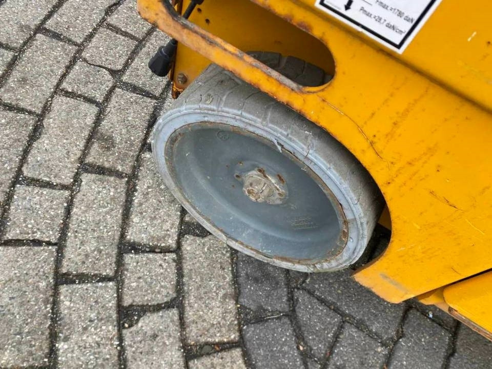 Haulotte Compact 14 - Ножничный подъемник: фото 5 Haulotte Compact 14 - Ножничный подъемник: фото 5