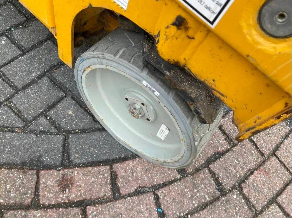 Haulotte Compact 14 - Ножничный подъемник: фото 4 Haulotte Compact 14 - Ножничный подъемник: фото 4