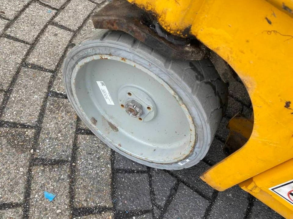 Haulotte Compact 14 - Ножничный подъемник: фото 3 Haulotte Compact 14 - Ножничный подъемник: фото 3