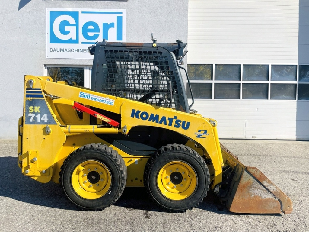 Komatsu SK714 (4077) - Мини-погрузчик с бортовым поворотом: фото 2 Komatsu SK714 (4077) - Мини-погрузчик с бортовым поворотом: фото 2