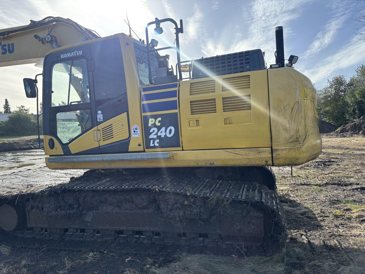 Komatsu PC240LC-11 - Гусеничный экскаватор: фото 1 Komatsu PC240LC-11 - Гусеничный экскаватор: фото 1