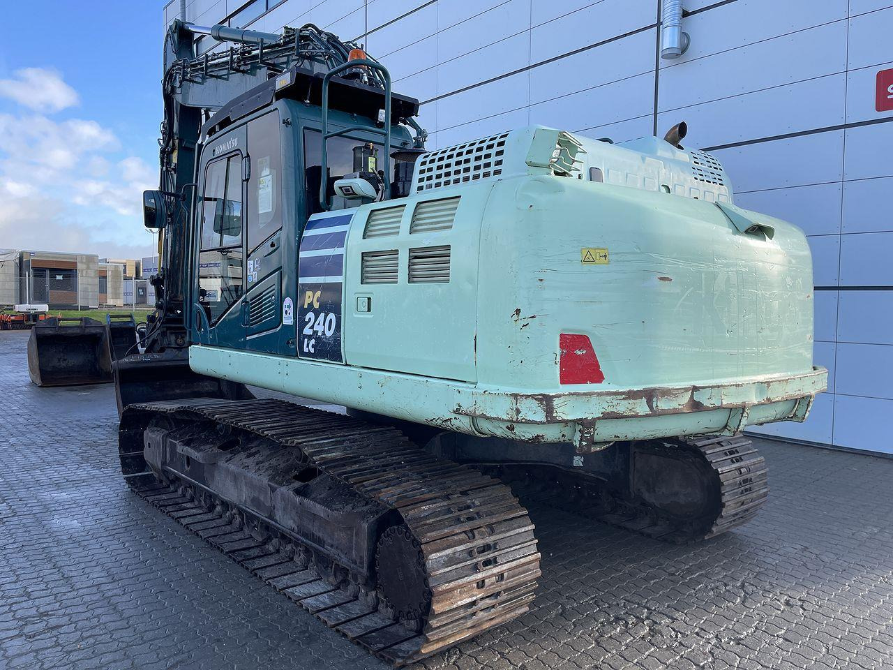 Komatsu PC240LCD-11 - Гусеничный экскаватор: фото 2 Komatsu PC240LCD-11 - Гусеничный экскаватор: фото 2
