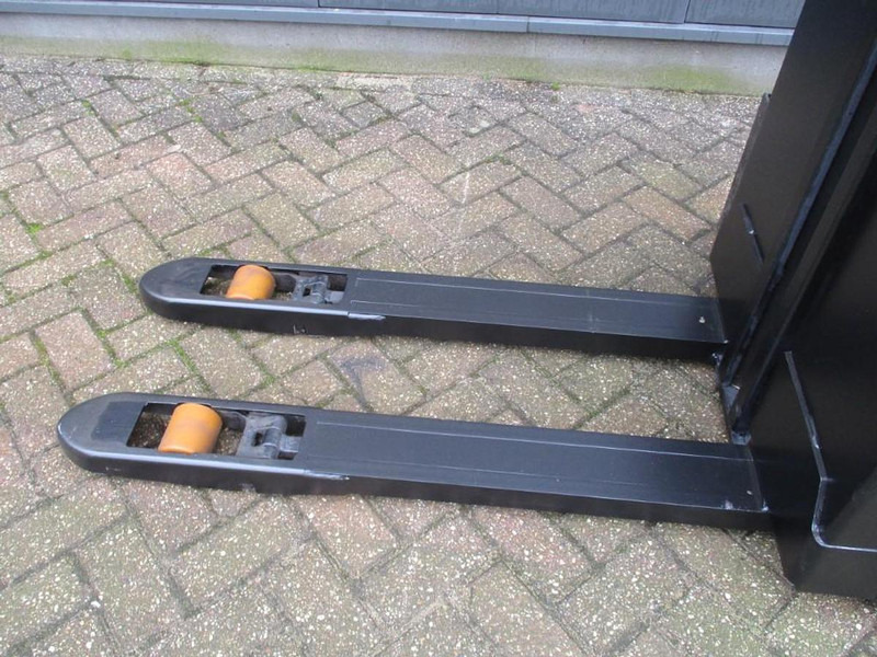 Toyota SWE 080L - Штабелер: фото 4 Toyota SWE 080L - Штабелер: фото 4