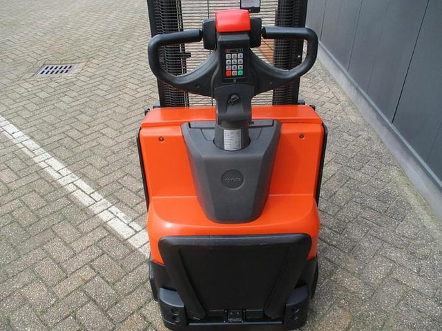 Toyota SWE 120 - Штабелер: фото 3 Toyota SWE 120 - Штабелер: фото 3