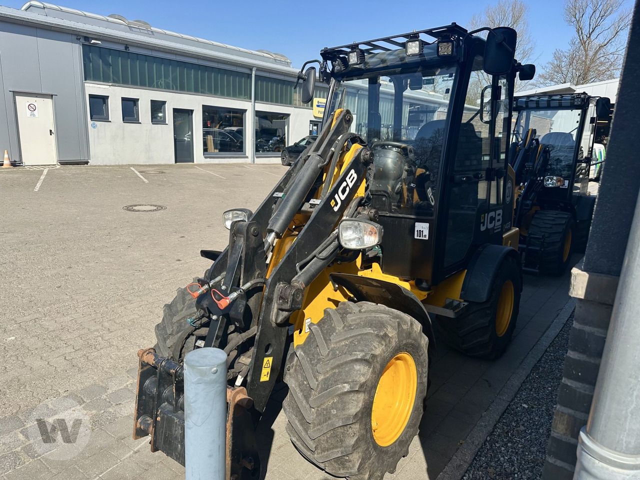 JCB 403 AGRI - Компактный фронтальный погрузчик: фото 4 JCB 403 AGRI - Компактный фронтальный погрузчик: фото 4