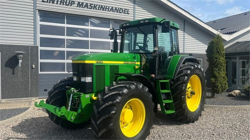 John Deere 7710 8.1L motor, store hjul og frontlift. En ejere - Трактор: фото 2 John Deere 7710 8.1L motor, store hjul og frontlift. En ejere - Трактор: фото 2