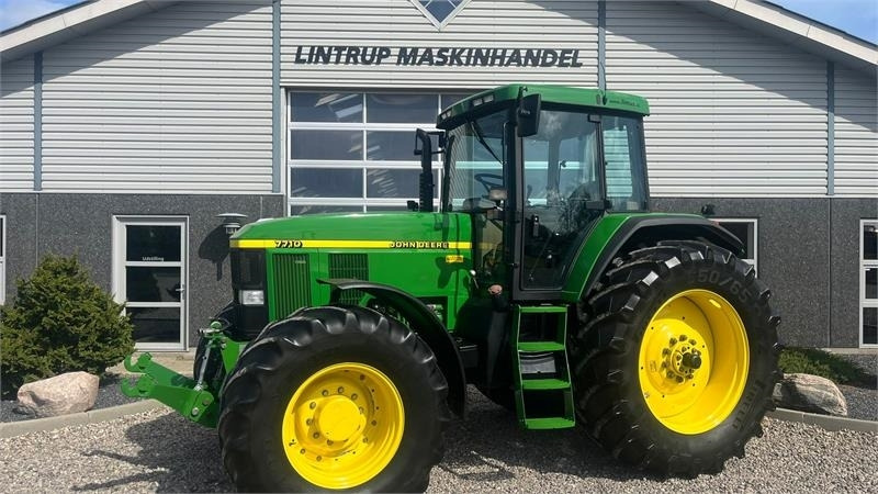 John Deere 7710 8.1L motor, store hjul og frontlift. En ejere - Трактор: фото 1 John Deere 7710 8.1L motor, store hjul og frontlift. En ejere - Трактор: фото 1