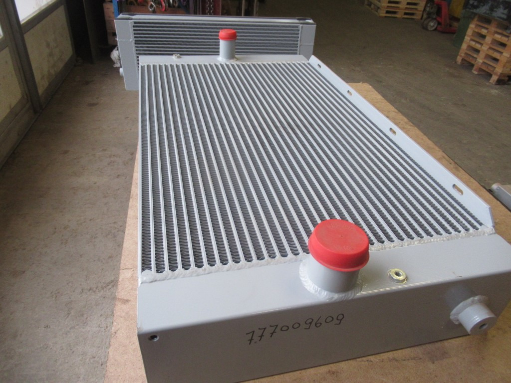 New Holland 6904526 - Радиатор для Строительной техники: фото 3 New Holland 6904526 - Радиатор для Строительной техники: фото 3